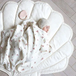 Swaddle - GOTS Windflower Creme -Baby Bliss Sales Store 0J0A5500 lowres 6e20b561 55c4 4fb7 aa58 53cf962f7d24